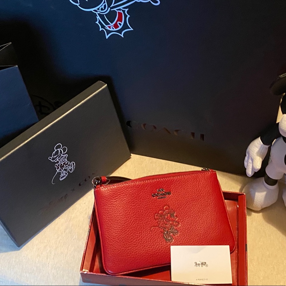❗️SOLD❗️Coach Disney wrist bag